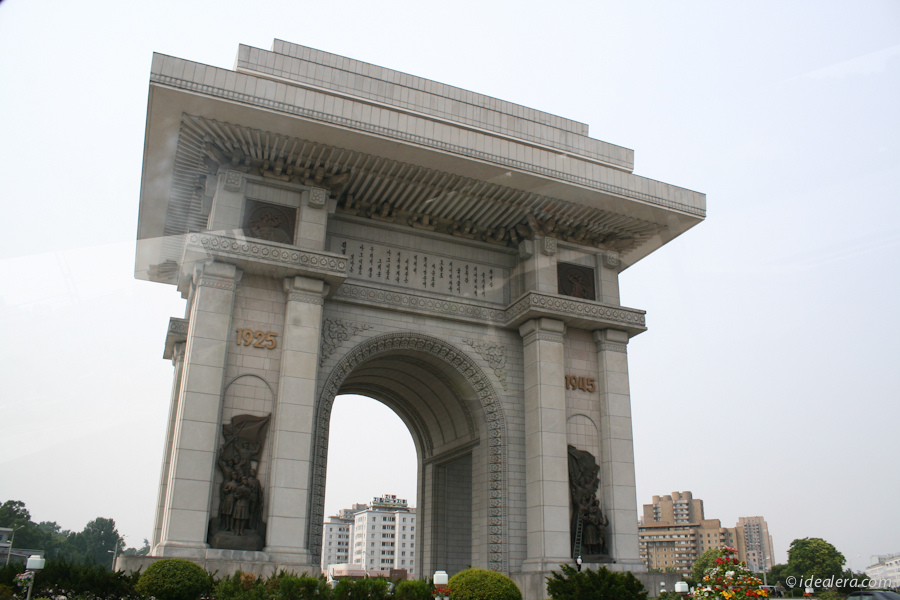 朝鲜凯旋门（Arch of Triumph）位于首都平壤牡丹峰山脚下的凯旋广场，是一座纪念碑式的建筑，于1982年建成。