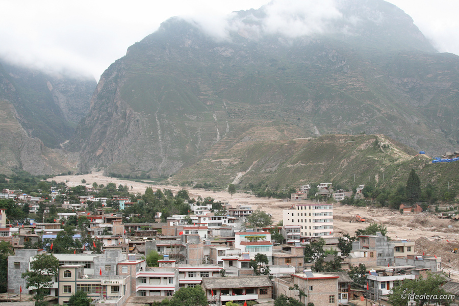 那一片，不是静寂的江水，而是泥石流冲击后的痕迹