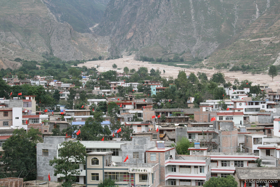 那一片，不是静寂的江水，而是泥石流冲击后的痕迹