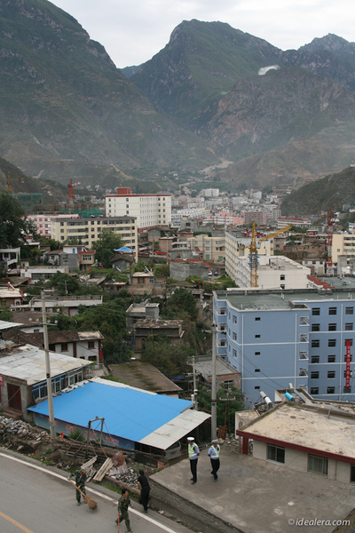 无处不在的警察和打扫卫生的人，不远处的山坳里就是小小的舟曲县城