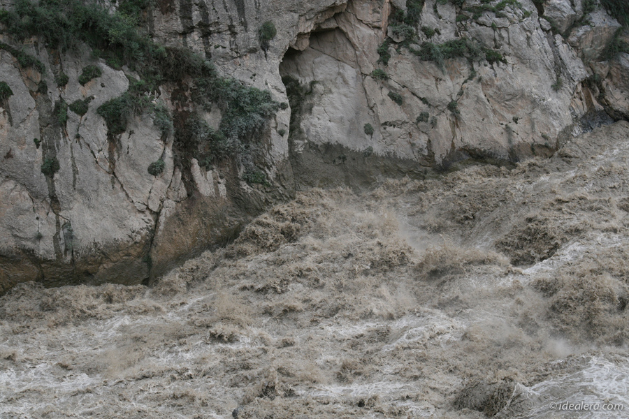 白龙江中的洪水依然汹涌