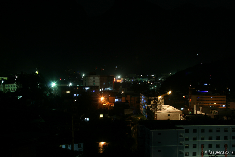 小城灾后的夜，灯光星星点点