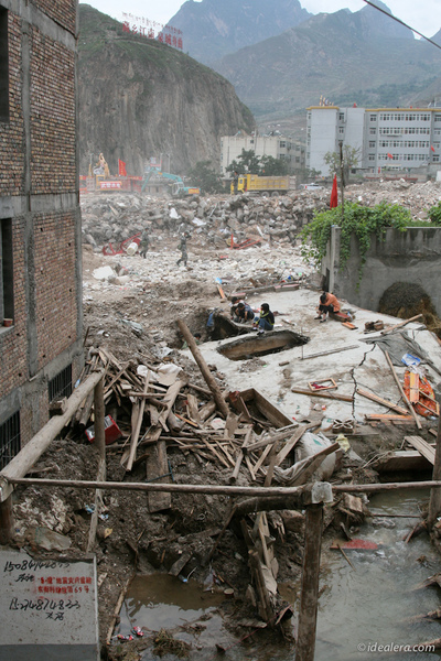 右下角的残垣上还写着“512灾后重建户”，旧伤未平，新伤凸起